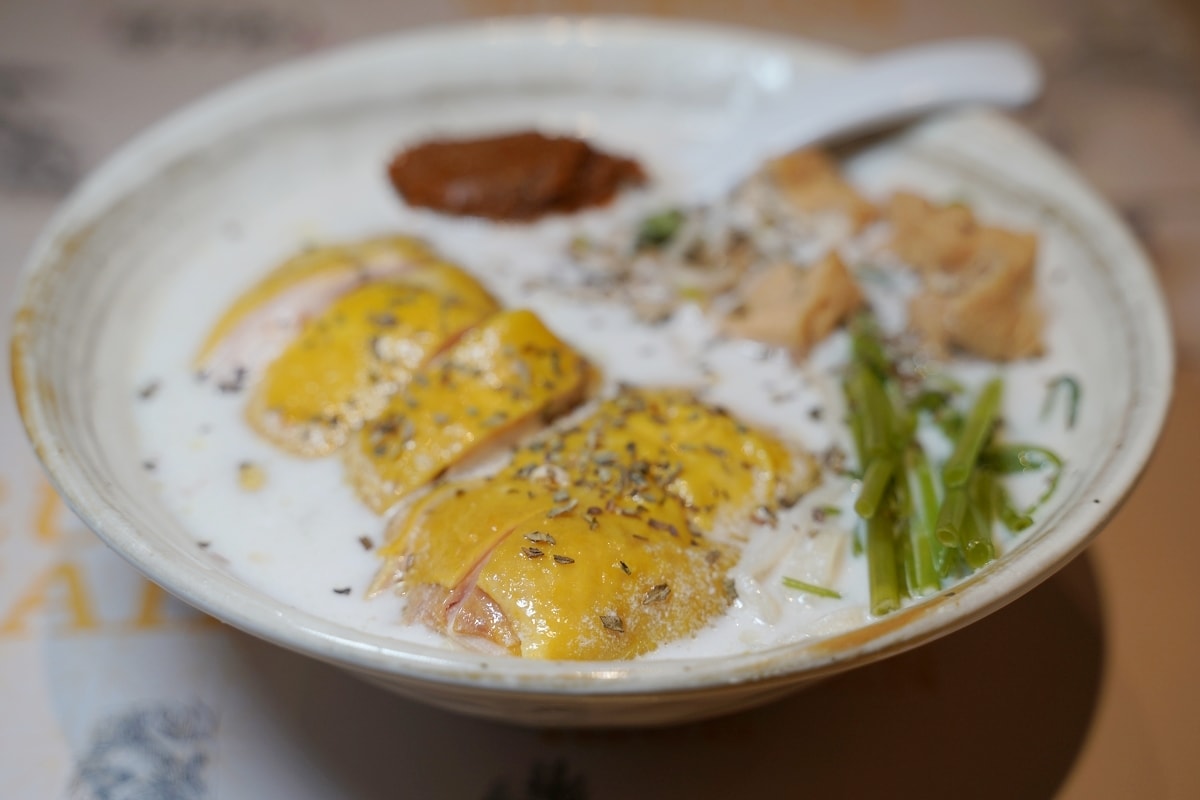 【瑞記海南雞飯西門店】馬來西亞美食巡禮 巴生瓦煲肉骨茶/芽菜熟成雞肉飯/白咖哩麵/黑醬油雞腿飯