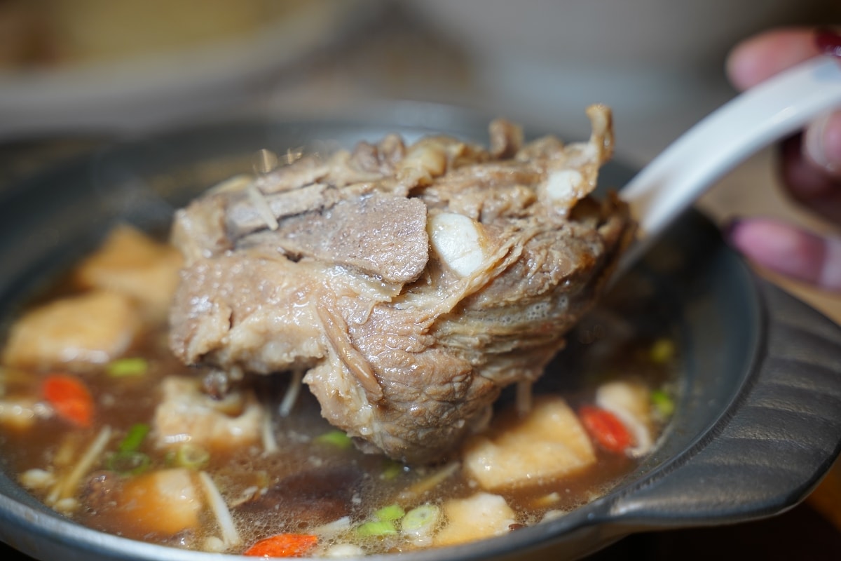 【瑞記海南雞飯西門店】馬來西亞美食巡禮 巴生瓦煲肉骨茶/芽菜熟成雞肉飯/白咖哩麵/黑醬油雞腿飯