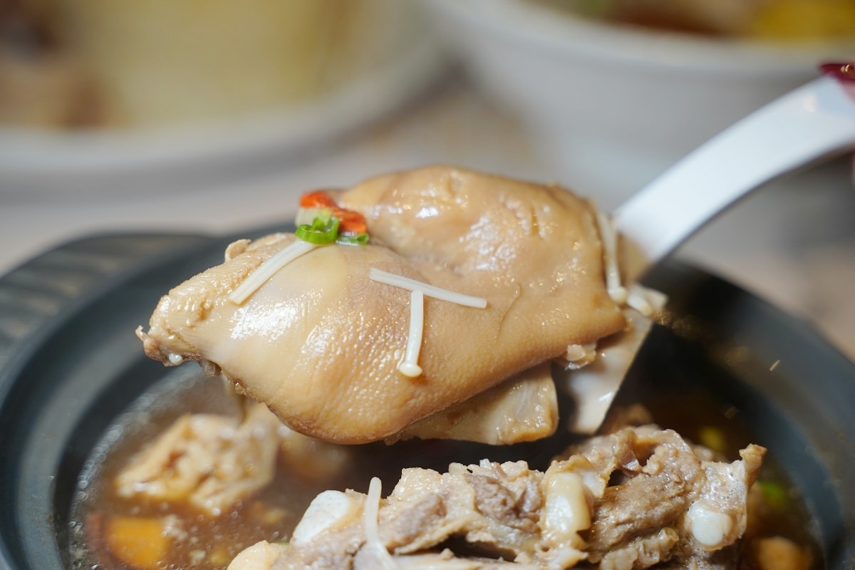 【瑞記海南雞飯西門店】馬來西亞美食巡禮 巴生瓦煲肉骨茶/芽菜熟成雞肉飯/白咖哩麵/黑醬油雞腿飯