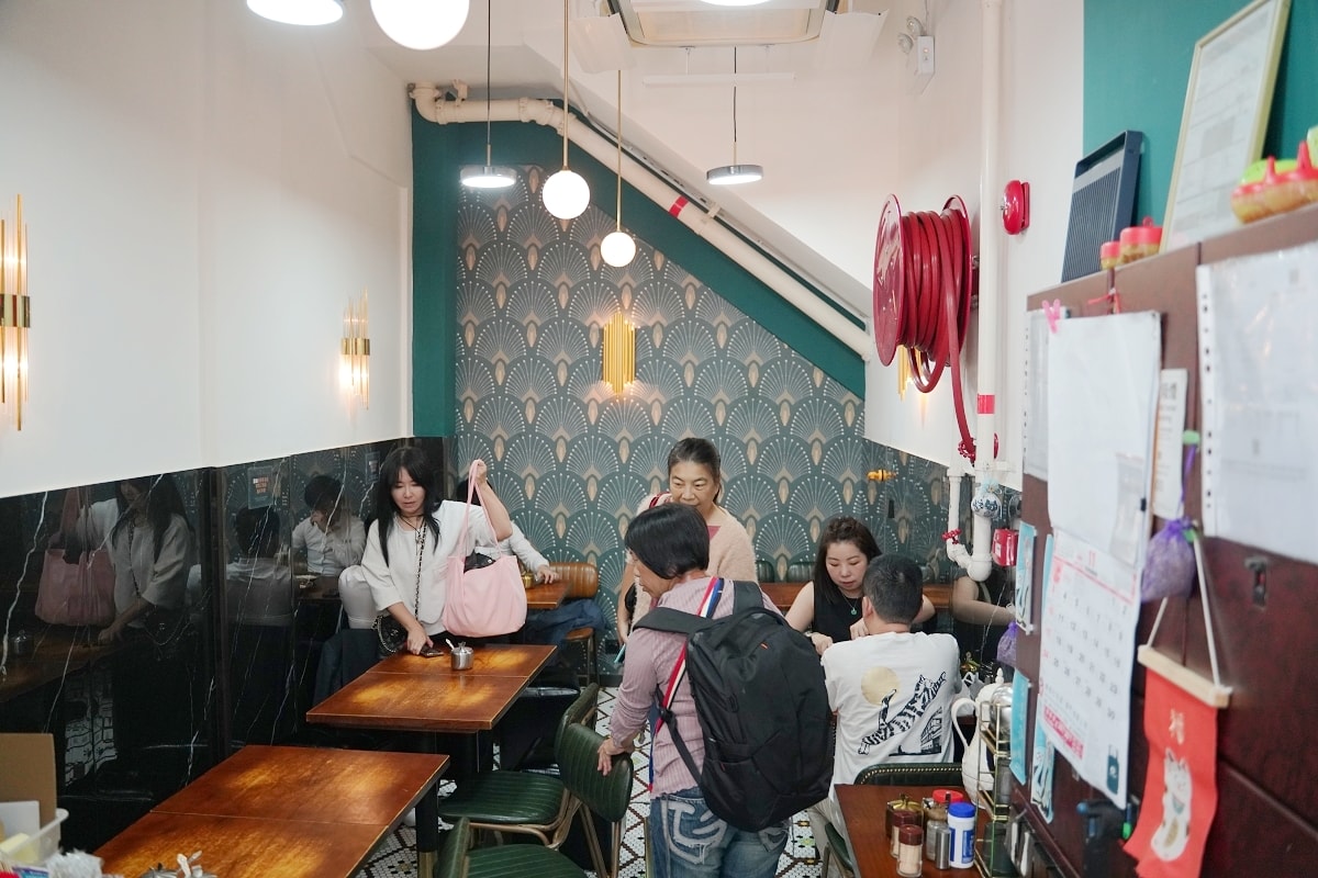 【澳門官也街美食】創立於1965年米其林推薦 瓦煲咖啡/厚蛋雞扒包必點 世記咖啡氹仔內用店