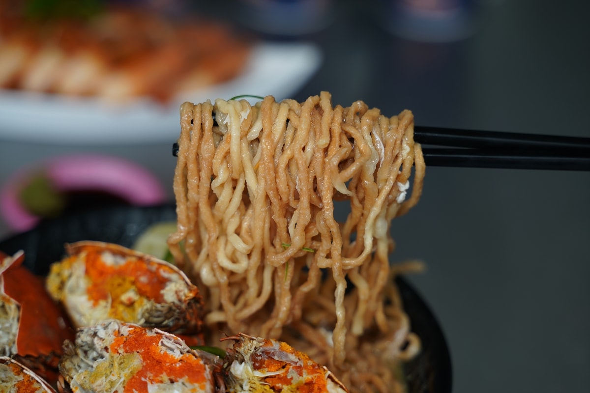【台南巨無霸美食推薦】浮誇系鍋燒專賣店 必點蝦爆了蒜辣麵/爆蛋紅蟳鍋燒意麵 金三益健康茶飲