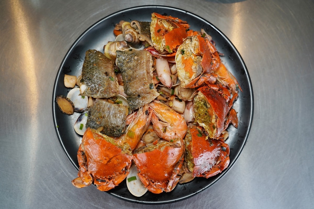 【台南巨無霸美食推薦】浮誇系鍋燒專賣店 必點蝦爆了蒜辣麵/爆蛋紅蟳鍋燒意麵 金三益健康茶飲
