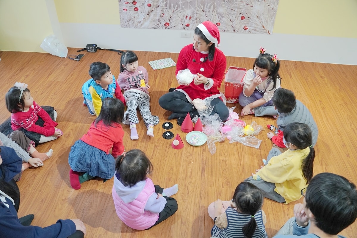 【恒忻親子共享空間】新竹兒童教室 五感體驗/動物體驗/科學實作 聖誕老公公的耶誕螢光大餐 - 第11張圖 【恒忻親子共享空間】新竹兒童教室 五感體驗/動物體驗/科學實作 聖誕老公公的耶誕螢光大餐
