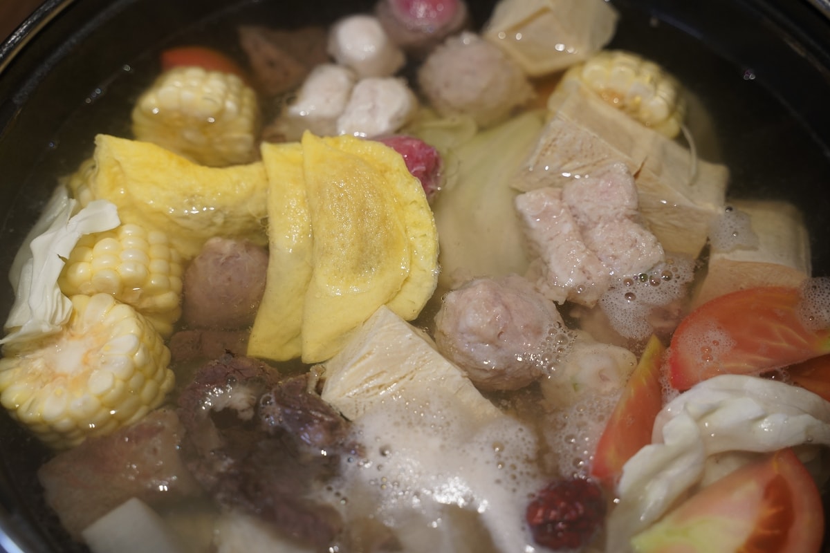 【宣牛溫體牛肉火鍋光復店二訪】台北必吃蔬果牛骨火鍋湯頭 新鮮直送溫體牛肉手工現切牛肉 - 第6張圖 【宣牛溫體牛肉火鍋光復店二訪】台北必吃蔬果牛骨火鍋湯頭 新鮮直送溫體牛肉手工現切牛肉