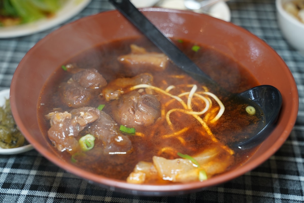 【內壢牛肉麵推薦】免費香甜豆花吃到飽 真材實料半筋半肉麵+高麗菜水餃 元生牛肉麵館