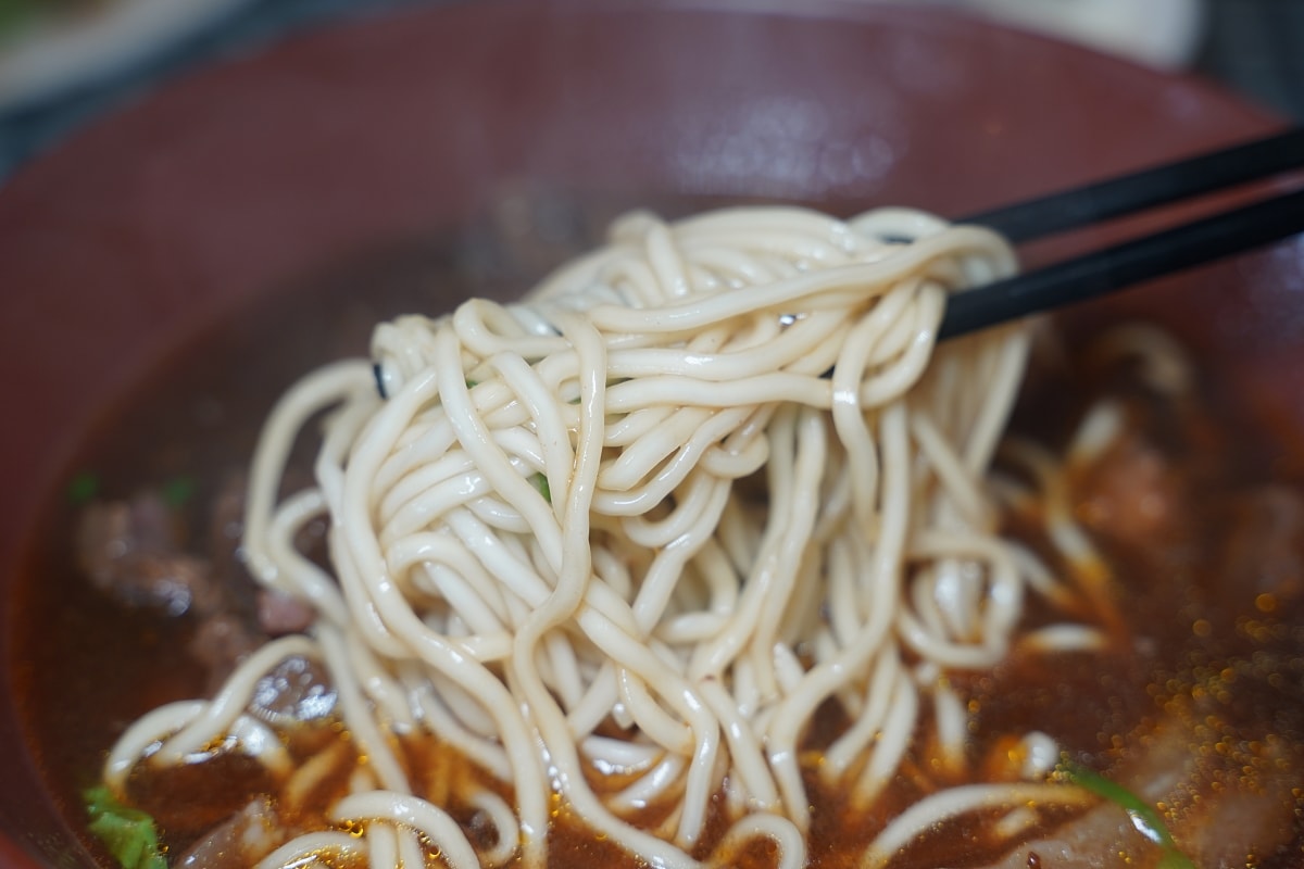 【內壢牛肉麵推薦】免費香甜豆花吃到飽 真材實料半筋半肉麵+高麗菜水餃 元生牛肉麵館