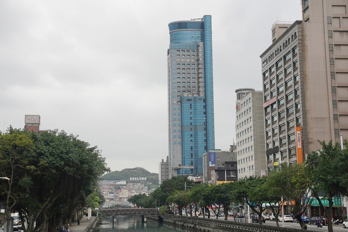 【基隆燒肉吃到飽推薦】基隆皇冠商業大樓景觀餐廳好選擇 專人剝蝦真炭火燒肉 胖肚肚燒肉基隆店