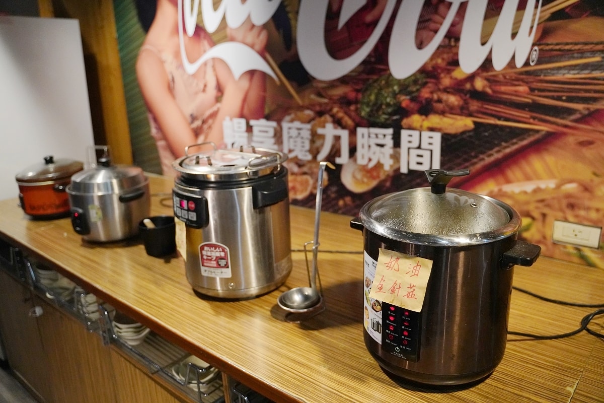 【基隆燒肉吃到飽推薦】基隆皇冠商業大樓景觀餐廳好選擇 專人剝蝦真炭火燒肉 胖肚肚燒肉基隆店
