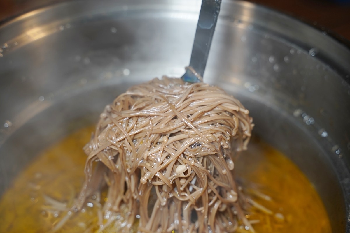【基隆燒肉吃到飽推薦】基隆皇冠商業大樓景觀餐廳好選擇 專人剝蝦真炭火燒肉 胖肚肚燒肉基隆店