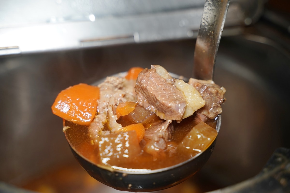 【基隆燒肉吃到飽推薦】基隆皇冠商業大樓景觀餐廳好選擇 專人剝蝦真炭火燒肉 胖肚肚燒肉基隆店