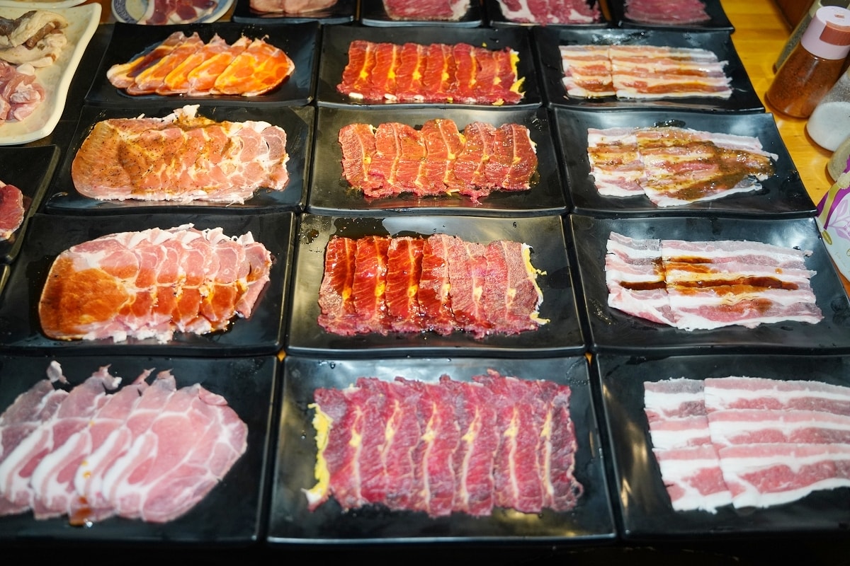 【基隆燒肉吃到飽推薦】基隆皇冠商業大樓景觀餐廳好選擇 專人剝蝦真炭火燒肉 胖肚肚燒肉基隆店