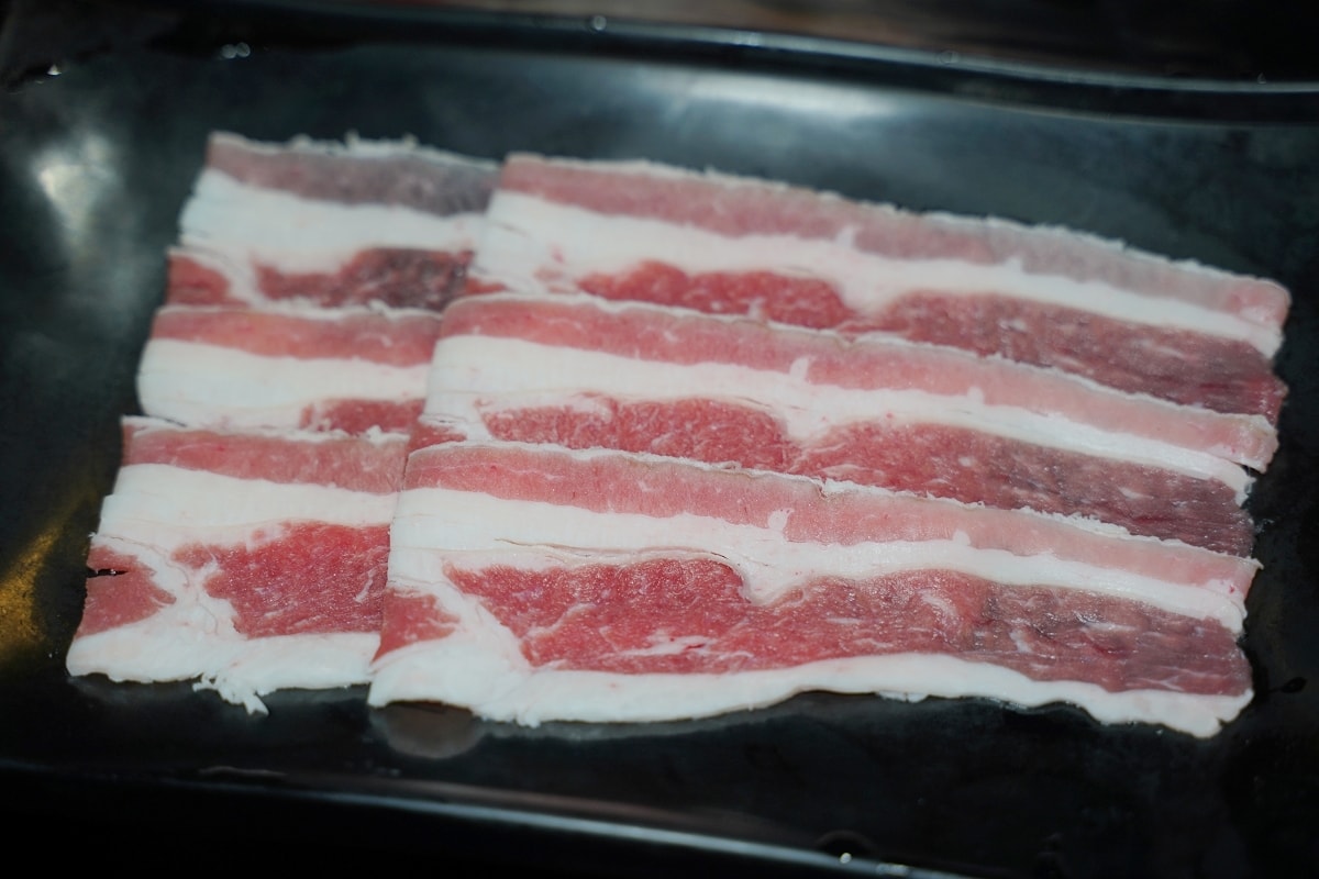 【基隆燒肉吃到飽推薦】基隆皇冠商業大樓景觀餐廳好選擇 專人剝蝦真炭火燒肉 胖肚肚燒肉基隆店