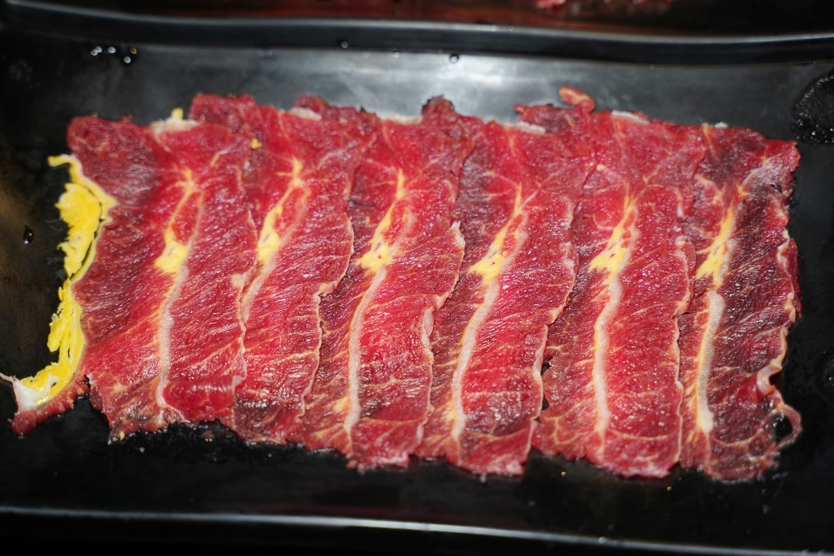 【基隆燒肉吃到飽推薦】基隆皇冠商業大樓景觀餐廳好選擇 專人剝蝦真炭火燒肉 胖肚肚燒肉基隆店