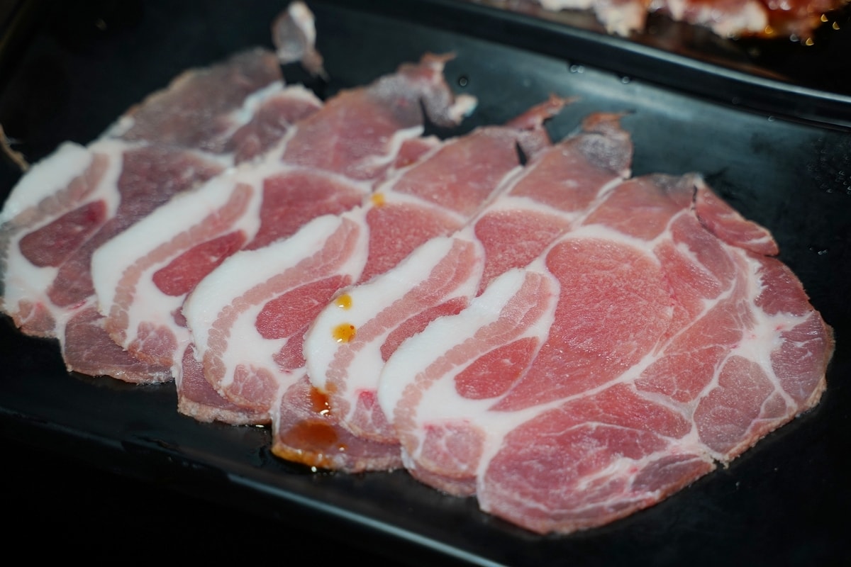 【基隆燒肉吃到飽推薦】基隆皇冠商業大樓景觀餐廳好選擇 專人剝蝦真炭火燒肉 胖肚肚燒肉基隆店