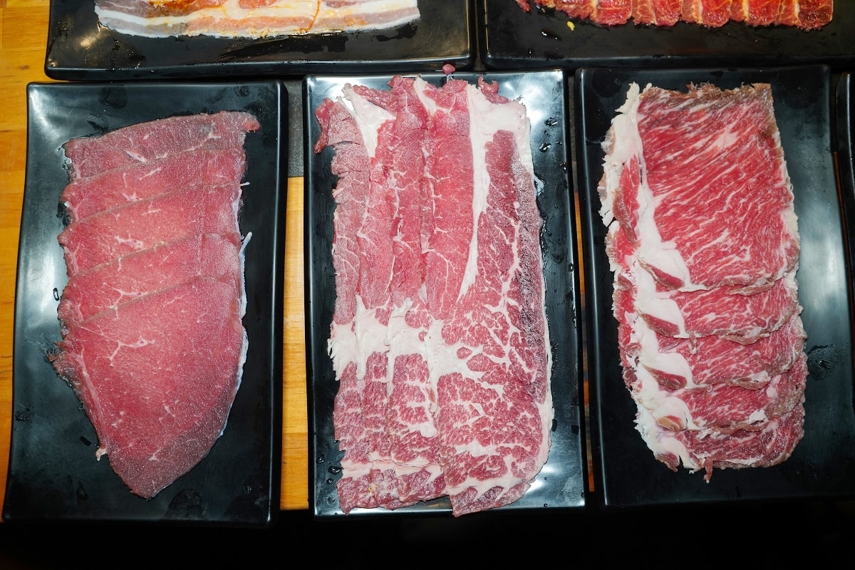 【基隆燒肉吃到飽推薦】基隆皇冠商業大樓景觀餐廳好選擇 專人剝蝦真炭火燒肉 胖肚肚燒肉基隆店