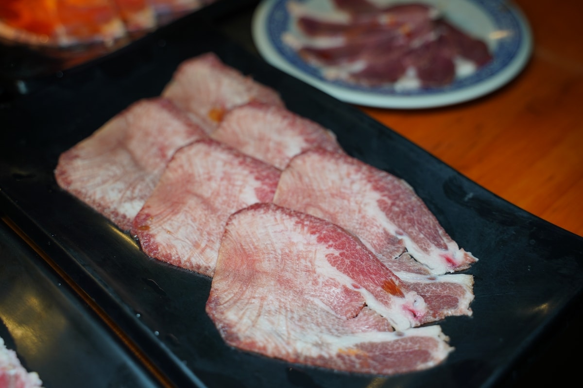 【基隆燒肉吃到飽推薦】基隆皇冠商業大樓景觀餐廳好選擇 專人剝蝦真炭火燒肉 胖肚肚燒肉基隆店