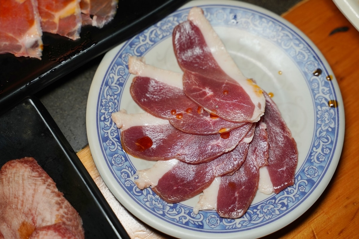 【基隆燒肉吃到飽推薦】基隆皇冠商業大樓景觀餐廳好選擇 專人剝蝦真炭火燒肉 胖肚肚燒肉基隆店