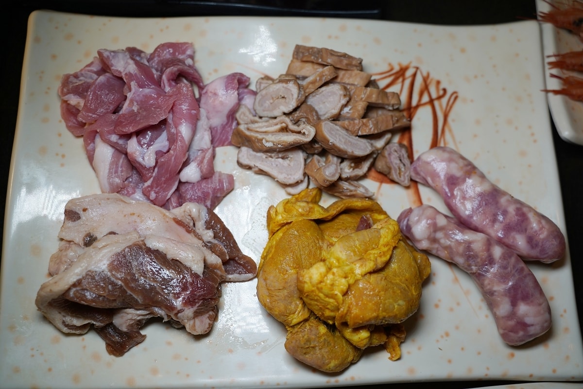 【基隆燒肉吃到飽推薦】基隆皇冠商業大樓景觀餐廳好選擇 專人剝蝦真炭火燒肉 胖肚肚燒肉基隆店