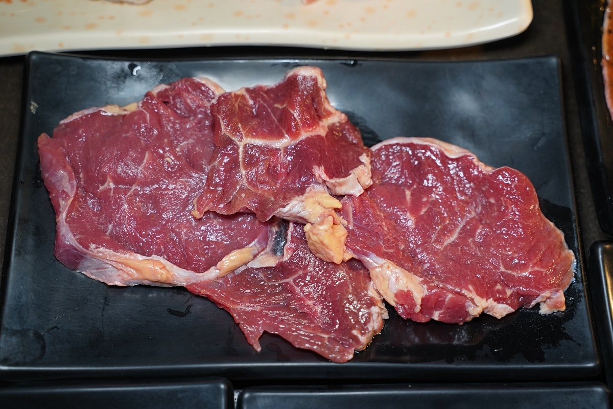 【基隆燒肉吃到飽推薦】基隆皇冠商業大樓景觀餐廳好選擇 專人剝蝦真炭火燒肉 胖肚肚燒肉基隆店