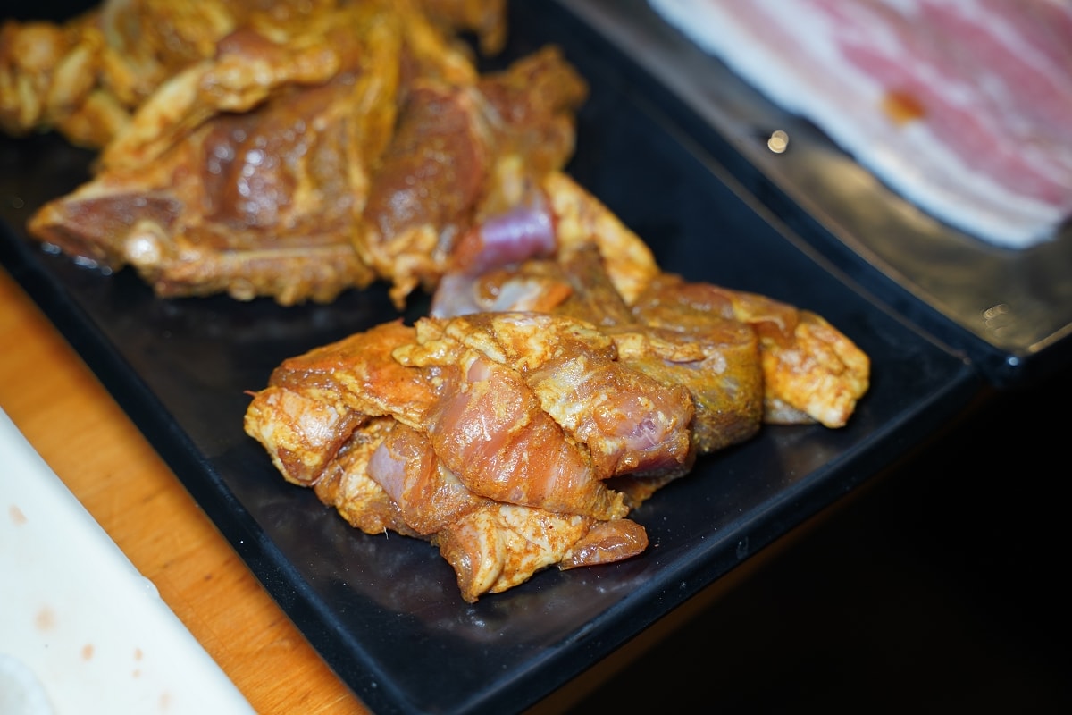 【基隆燒肉吃到飽推薦】基隆皇冠商業大樓景觀餐廳好選擇 專人剝蝦真炭火燒肉 胖肚肚燒肉基隆店