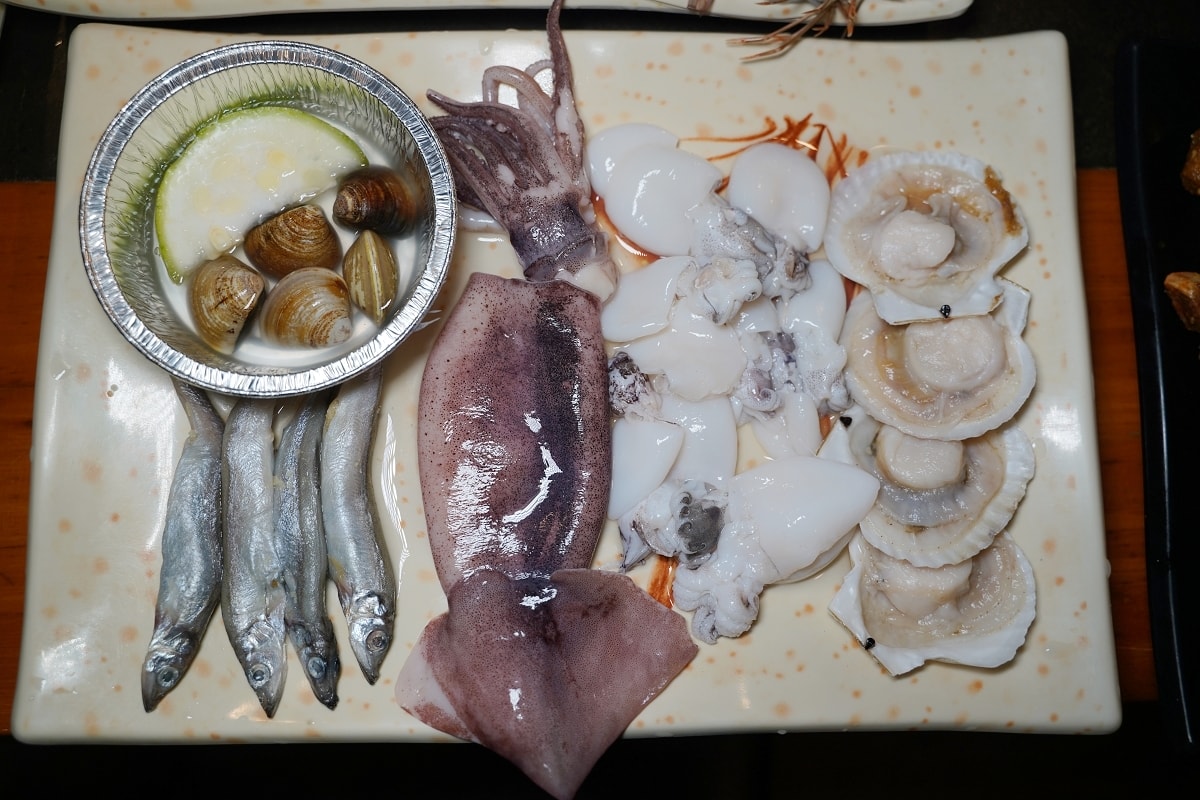 【基隆燒肉吃到飽推薦】基隆皇冠商業大樓景觀餐廳好選擇 專人剝蝦真炭火燒肉 胖肚肚燒肉基隆店