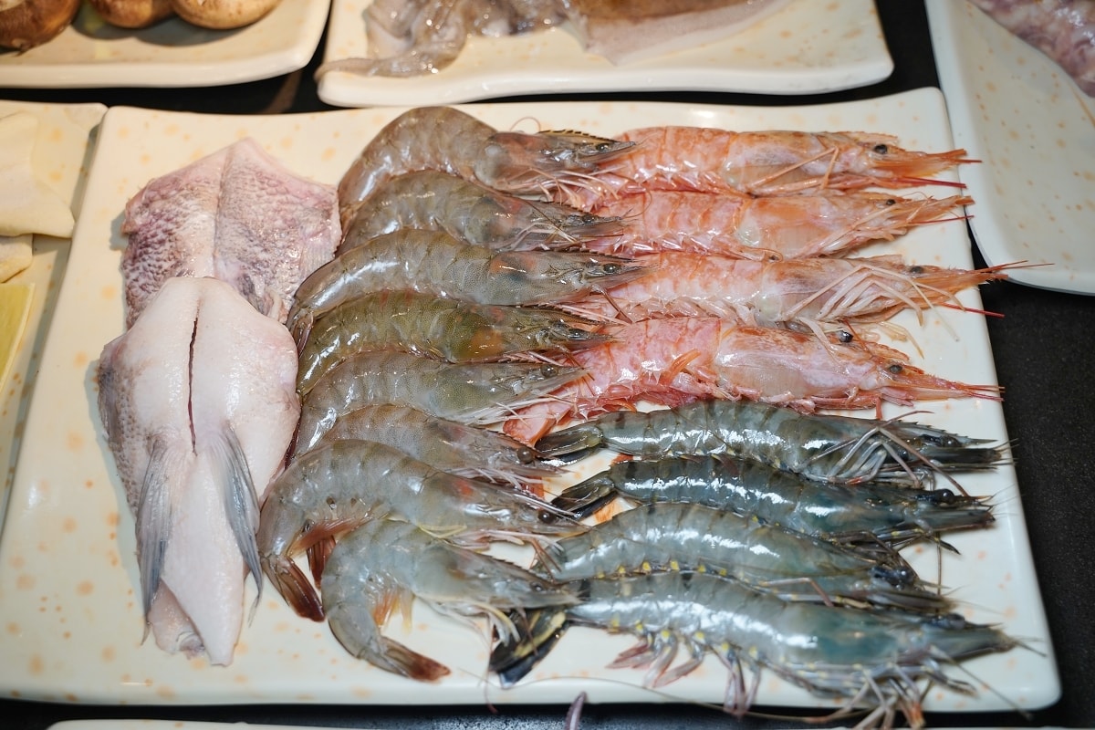 【基隆燒肉吃到飽推薦】基隆皇冠商業大樓景觀餐廳好選擇 專人剝蝦真炭火燒肉 胖肚肚燒肉基隆店