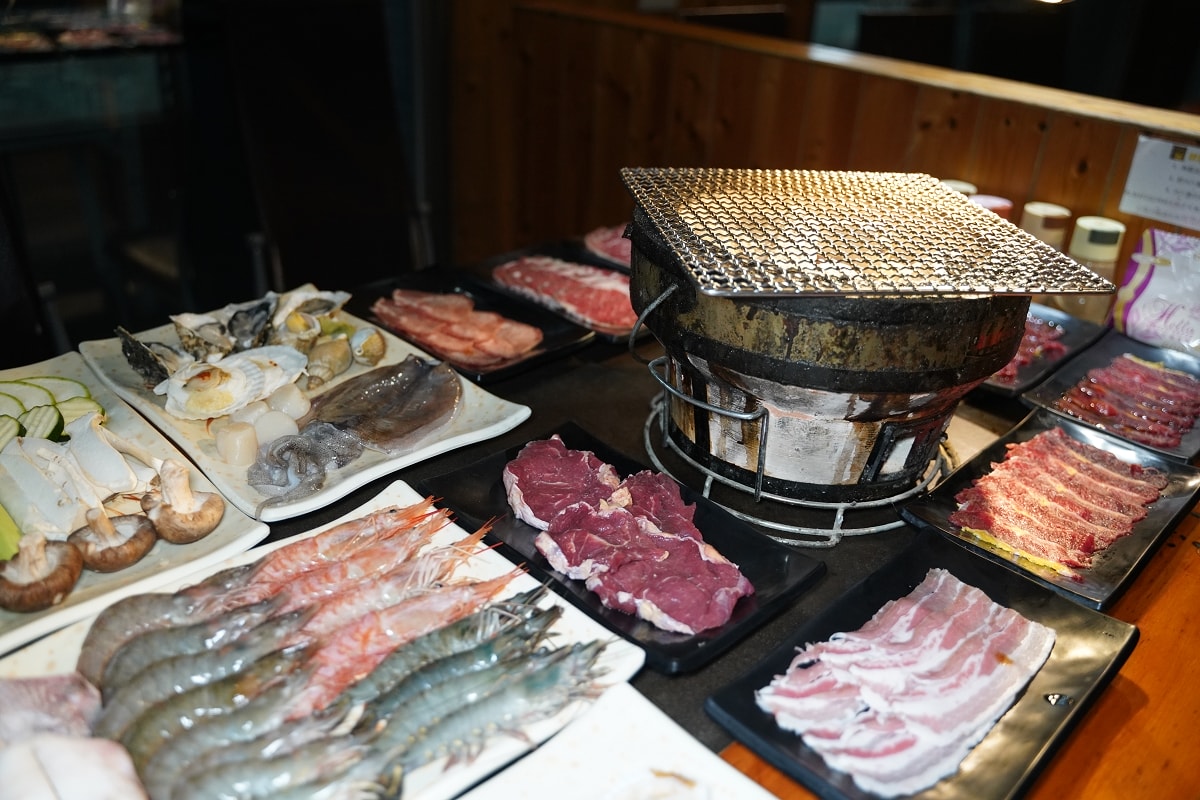 【基隆燒肉吃到飽推薦】基隆皇冠商業大樓景觀餐廳好選擇 專人剝蝦真炭火燒肉 胖肚肚燒肉基隆店