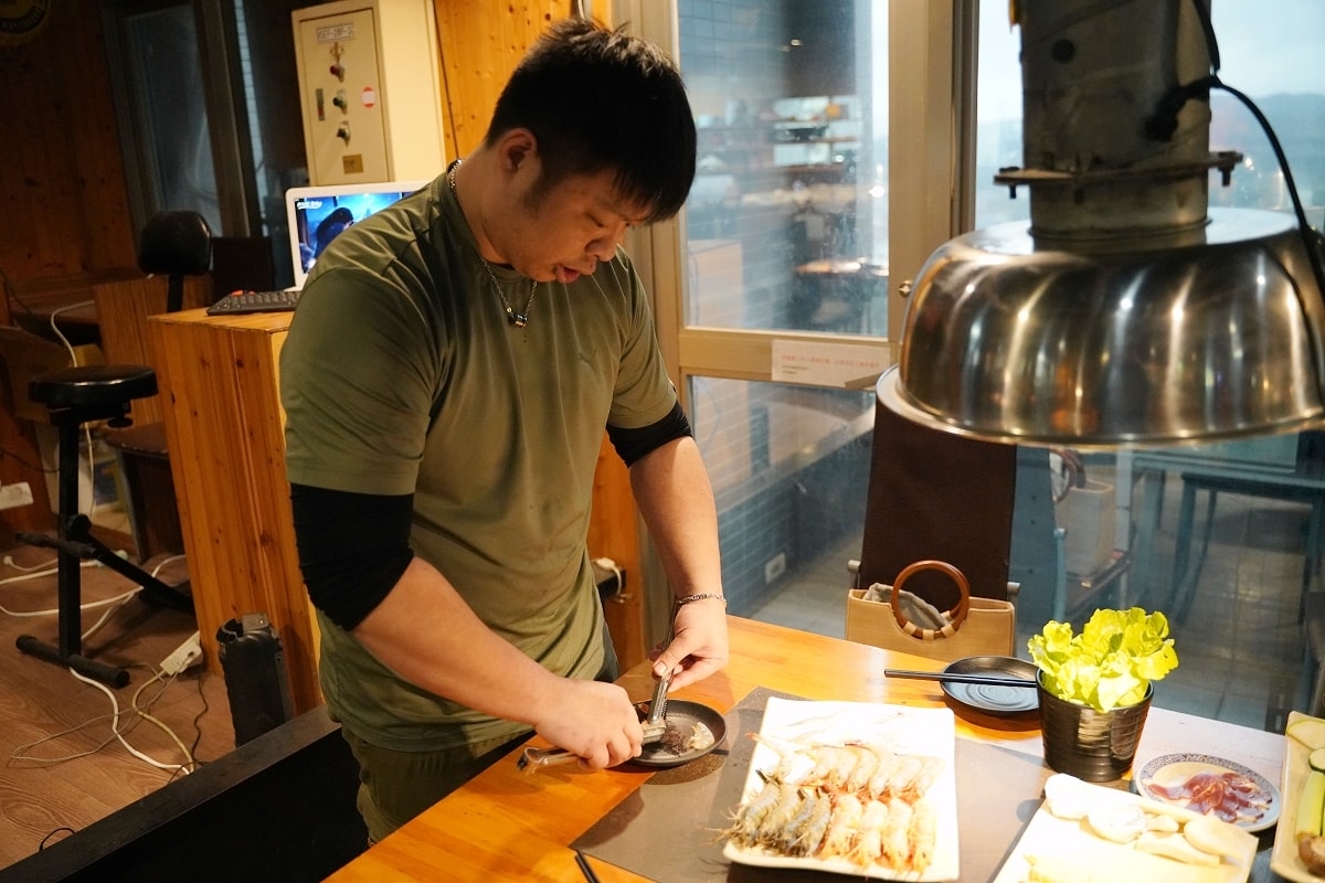 【基隆燒肉吃到飽推薦】基隆皇冠商業大樓景觀餐廳好選擇 專人剝蝦真炭火燒肉 胖肚肚燒肉基隆店