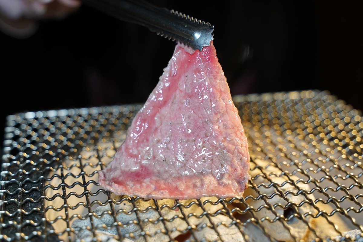 【基隆燒肉吃到飽推薦】基隆皇冠商業大樓景觀餐廳好選擇 專人剝蝦真炭火燒肉 胖肚肚燒肉基隆店