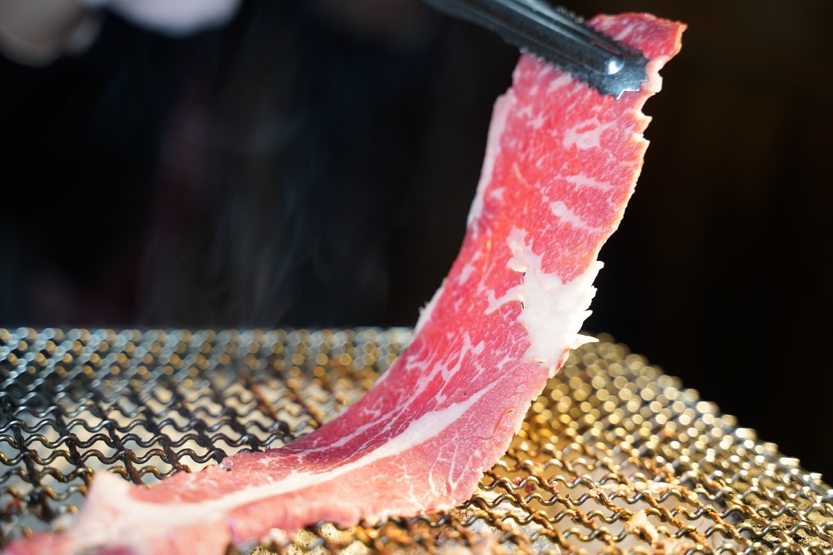 【基隆燒肉吃到飽推薦】基隆皇冠商業大樓景觀餐廳好選擇 專人剝蝦真炭火燒肉 胖肚肚燒肉基隆店