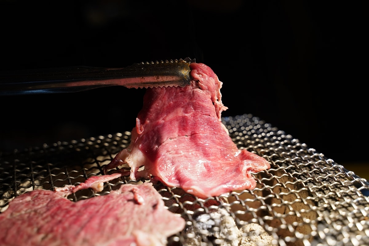 【基隆燒肉吃到飽推薦】基隆皇冠商業大樓景觀餐廳好選擇 專人剝蝦真炭火燒肉 胖肚肚燒肉基隆店