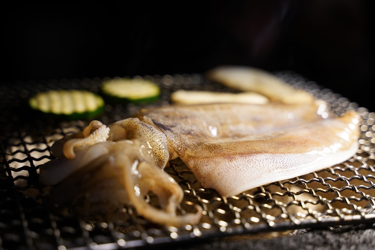 【基隆燒肉吃到飽推薦】基隆皇冠商業大樓景觀餐廳好選擇 專人剝蝦真炭火燒肉 胖肚肚燒肉基隆店