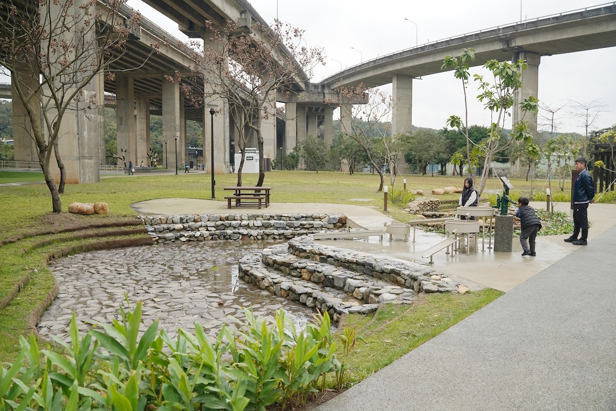 【平鎮兒童公園推薦】平鎮66橋下最新親子公園 高難度挑戰遊戲場19道關卡 平鎮運動公園 - 第7張圖 【平鎮兒童公園推薦】平鎮66橋下最新親子公園 高難度挑戰遊戲場19道關卡 平鎮運動公園