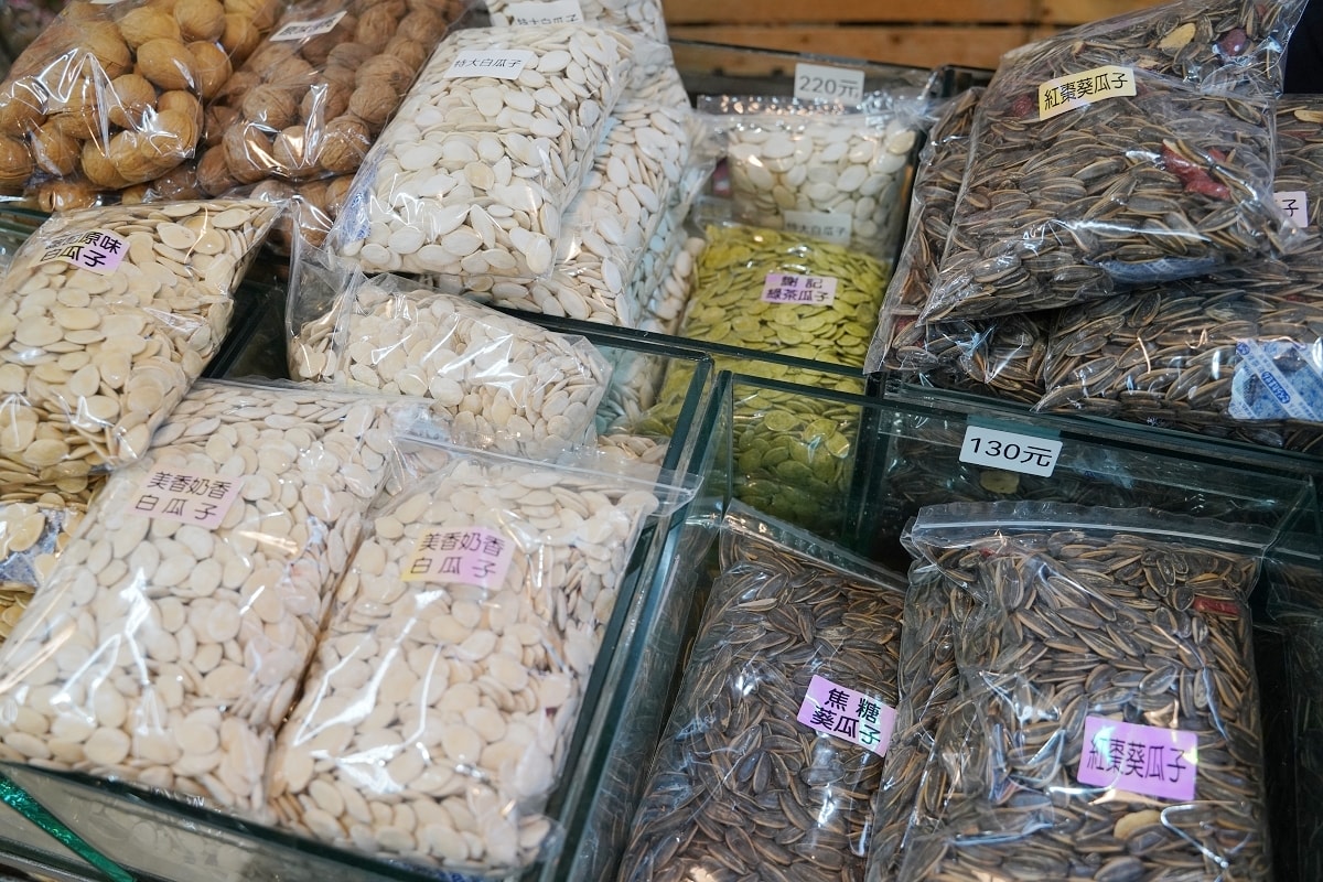 【中壢大味食品糖果店】中壢新明市場內糖果糕餅批發專賣店 中壢採買年貨糖果餅乾瓜子花生好選擇