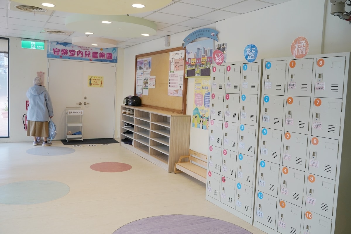 【基隆免費兒童樂園推薦】免費電動小火車/馬卡龍球池/互動式投影遊戲 基隆市安樂室內兒童樂園 - 第2張圖 【基隆免費兒童樂園推薦】免費電動小火車/馬卡龍球池/互動式投影遊戲 基隆市安樂室內兒童樂園