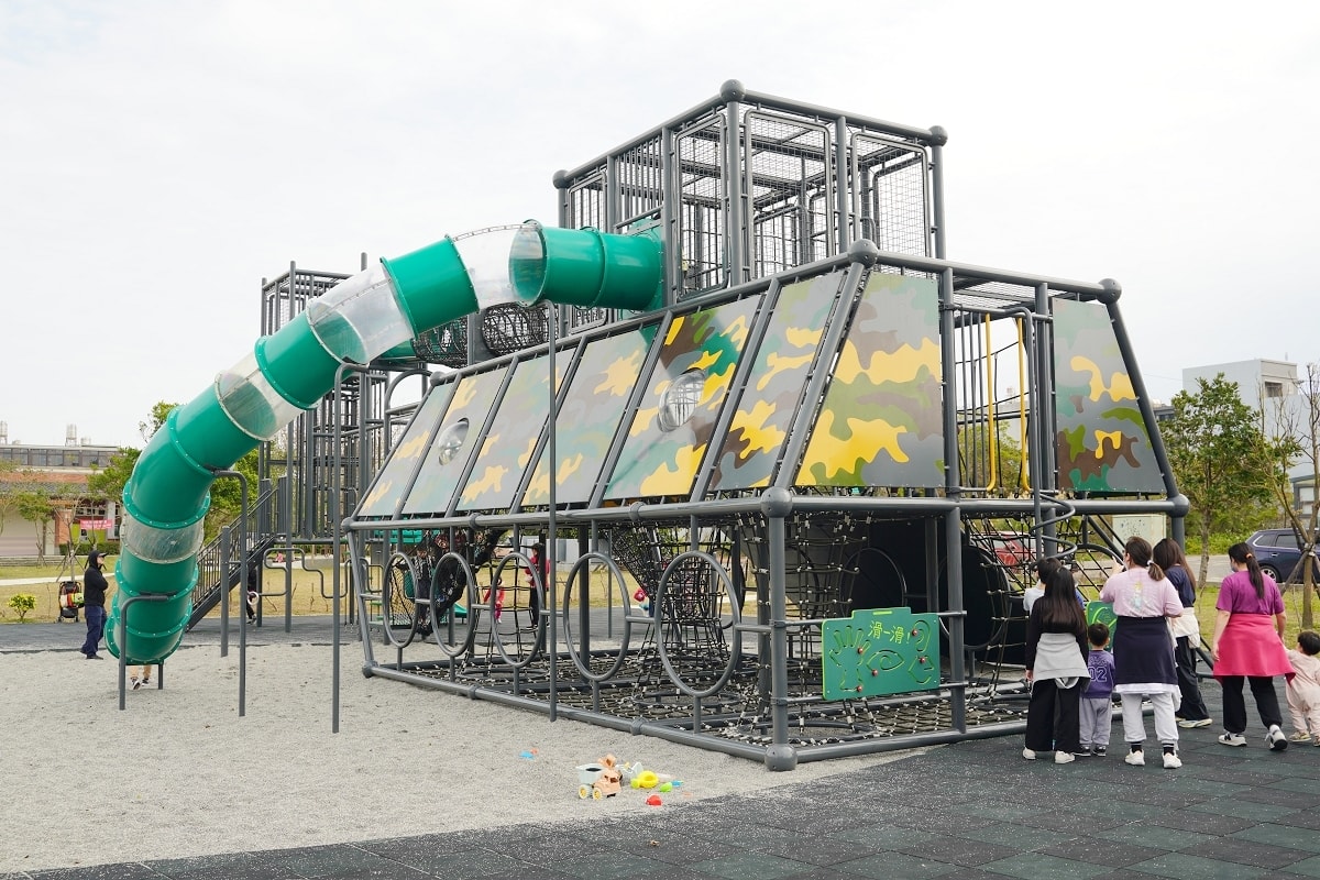 【新竹湖口免費兒童遊戲公園推薦】全台首座軍事特色裝甲戰車造型遊戲場遊具 湖口公五特色公園