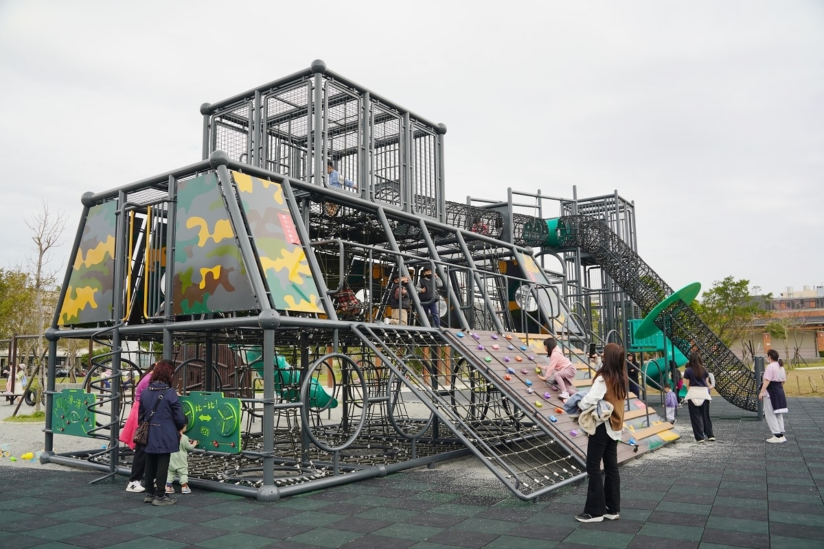 【新竹湖口免費兒童遊戲公園推薦】全台首座軍事特色裝甲戰車造型遊戲場遊具 湖口公五特色公園