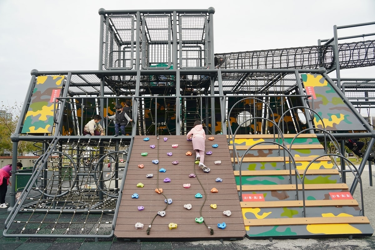 【新竹湖口免費兒童遊戲公園推薦】全台首座軍事特色裝甲戰車造型遊戲場遊具 湖口公五特色公園