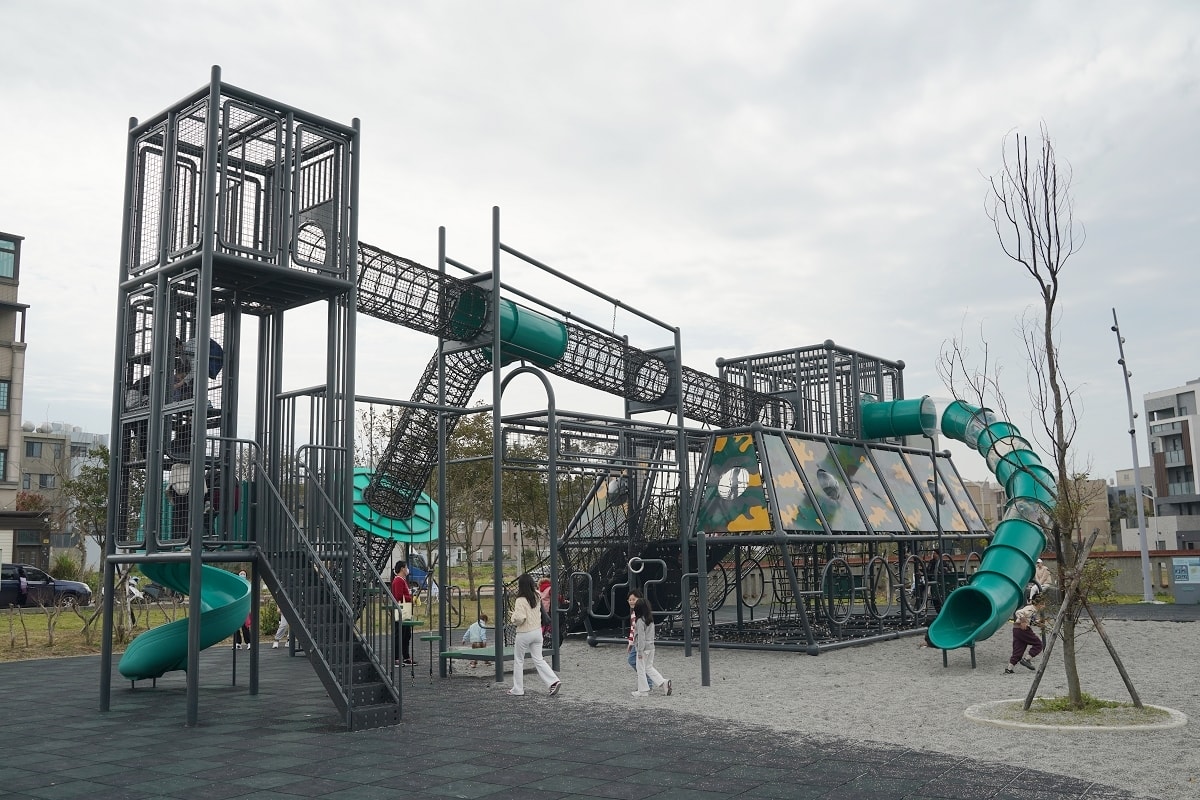 【新竹湖口免費兒童遊戲公園推薦】全台首座軍事特色裝甲戰車造型遊戲場遊具 湖口公五特色公園