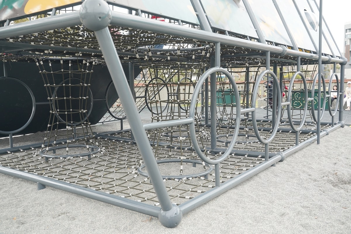 【新竹湖口免費兒童遊戲公園推薦】全台首座軍事特色裝甲戰車造型遊戲場遊具 湖口公五特色公園