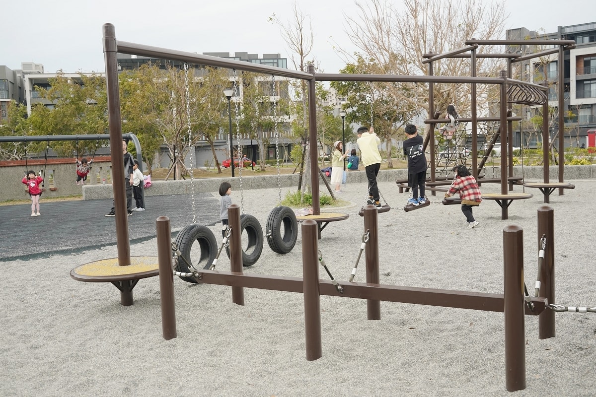 【新竹湖口免費兒童遊戲公園推薦】全台首座軍事特色裝甲戰車造型遊戲場遊具 湖口公五特色公園