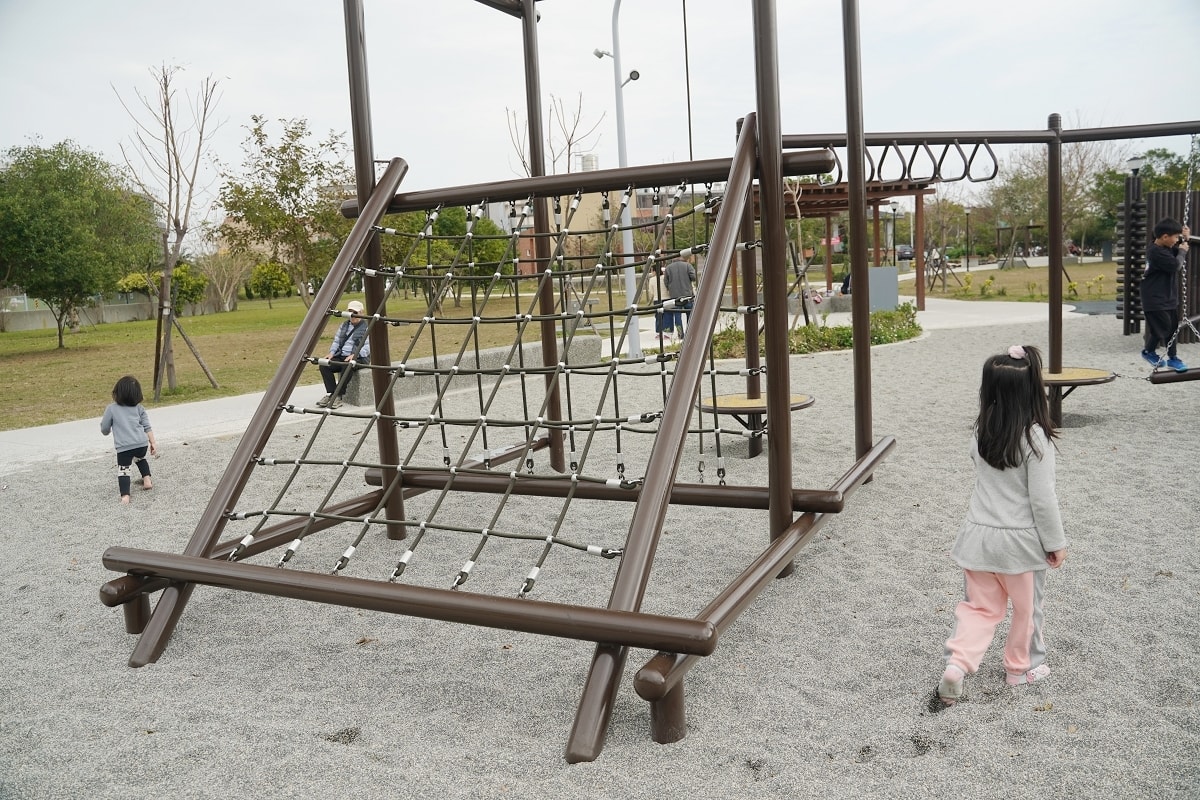 【新竹湖口免費兒童遊戲公園推薦】全台首座軍事特色裝甲戰車造型遊戲場遊具 湖口公五特色公園