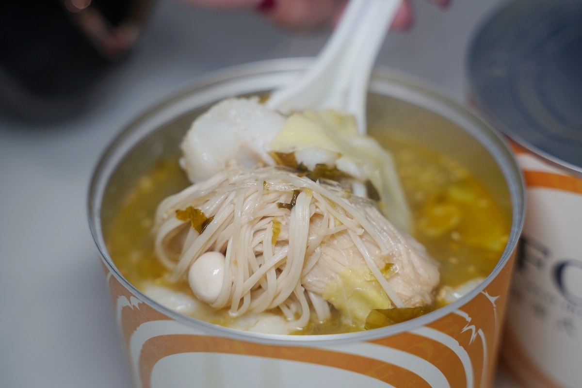 【發市FOS開架式餐飲台北松山店】聯名眾多美食店家品牌 多元種類小型美食街 特色易拉罐餐盒
