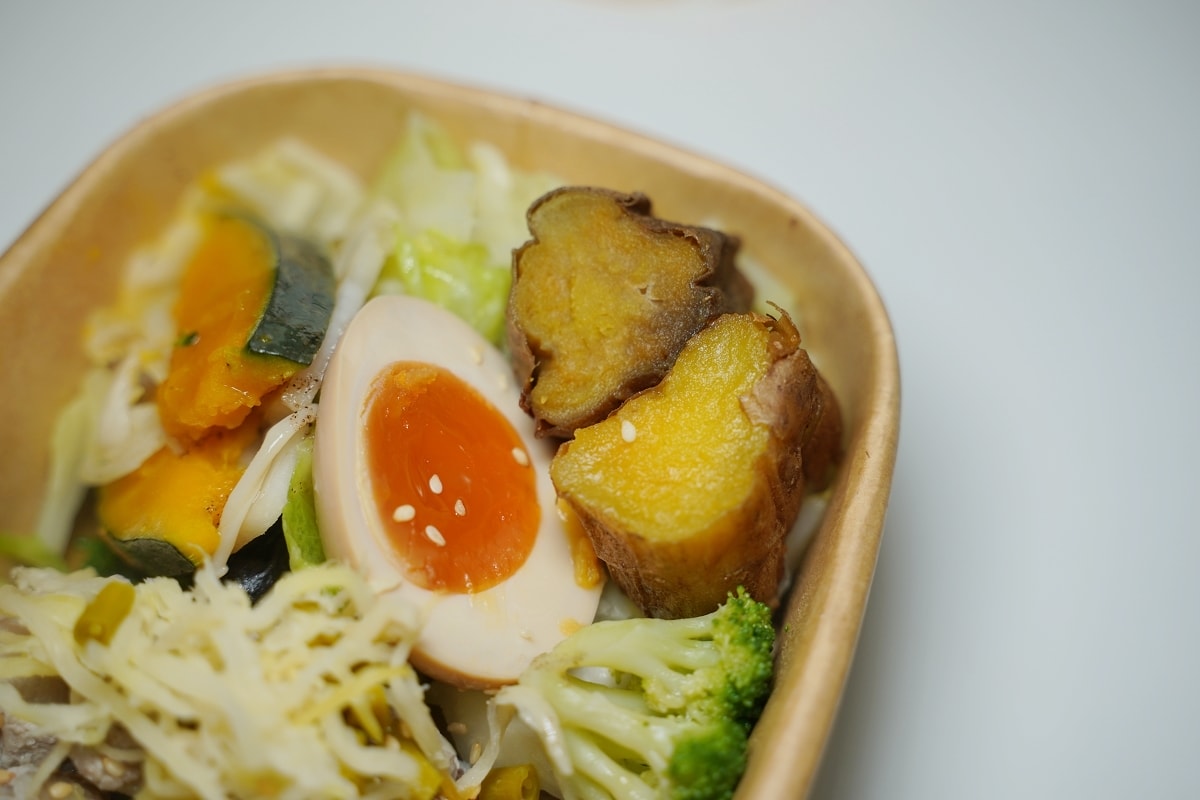 【發市FOS開架式餐飲台北松山店】聯名眾多美食店家品牌 多元種類小型美食街 特色易拉罐餐盒