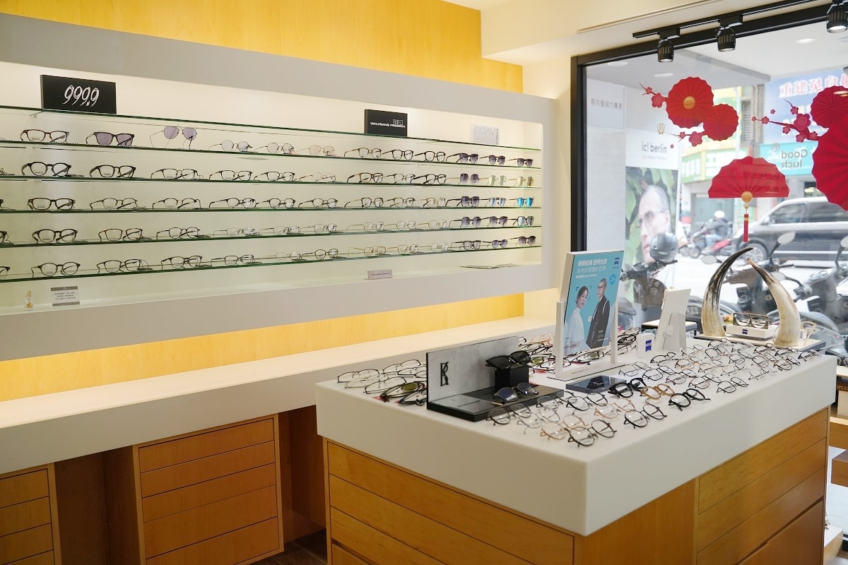 【百視特專業眼鏡桃園旗艦店】桃園唯一蔡司優視力專家 個人客製化3D環景定位技術/前導波技術