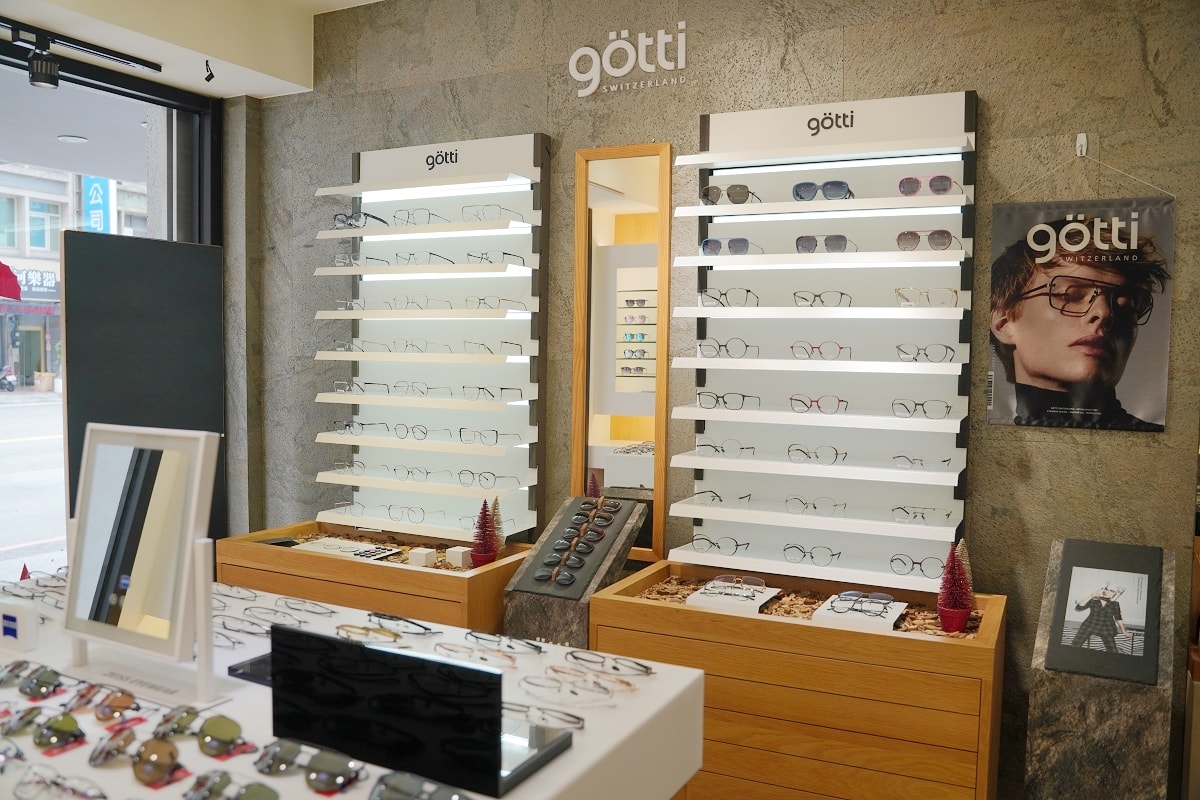 【百視特專業眼鏡桃園旗艦店】桃園唯一蔡司優視力專家 個人客製化3D環景定位技術/前導波技術