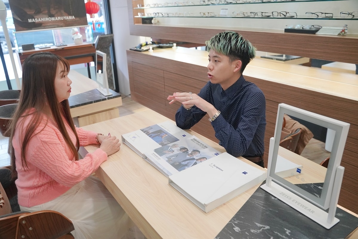 【百視特專業眼鏡桃園旗艦店】桃園唯一蔡司優視力專家 個人客製化3D環景定位技術/前導波技術