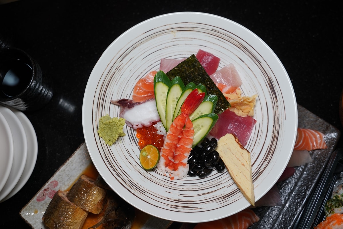 【基隆仁愛市場日本料理推薦】基隆100碗美食之一碗 美味香魚甘露煮/生魚片蓋飯 加園壽司