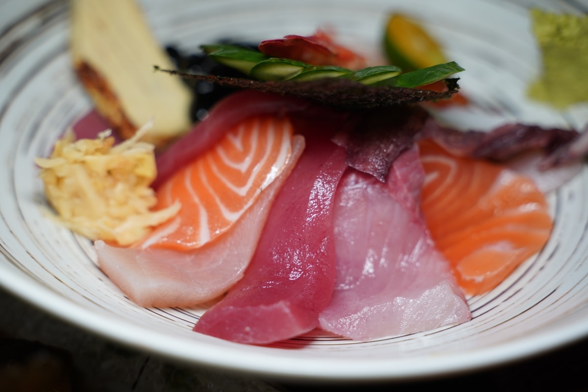 【基隆仁愛市場日本料理推薦】基隆100碗美食之一碗 美味香魚甘露煮/生魚片蓋飯 加園壽司