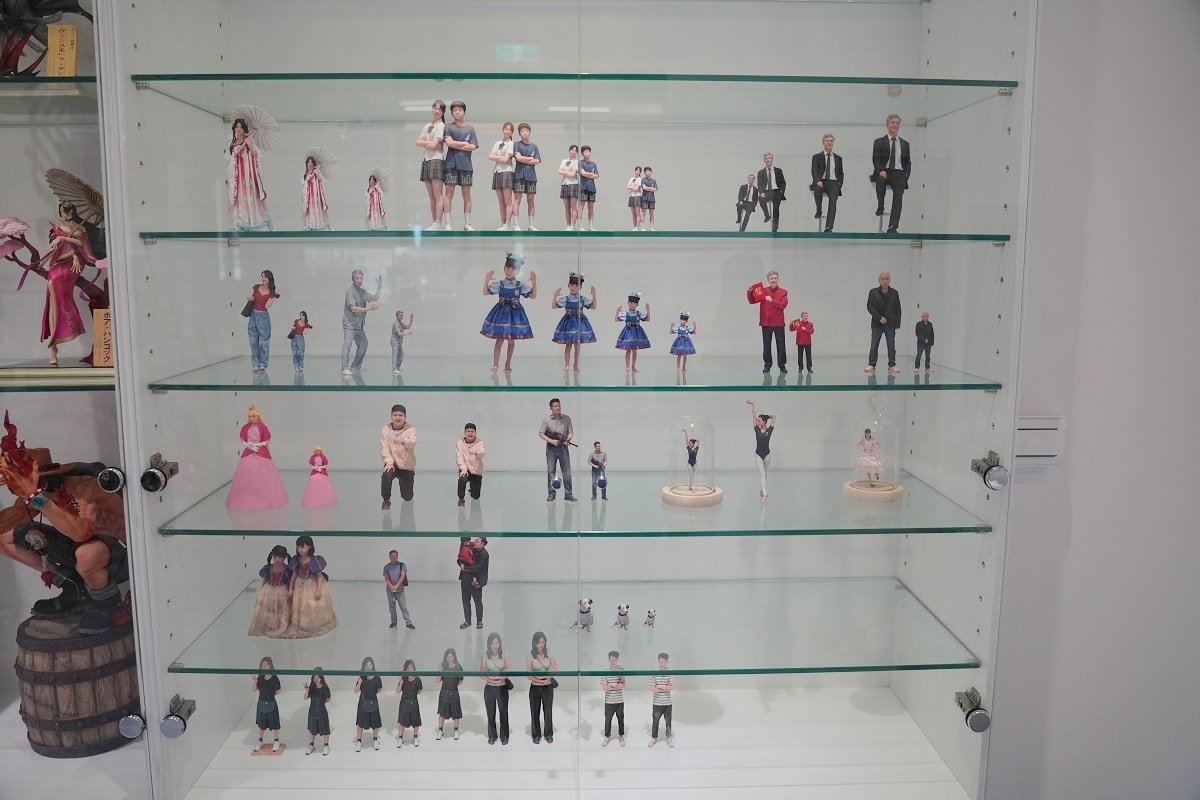 【復刻3D人像公仔】桃園首間3D人像公仔禮物店 百萬級3D掃描攝影艙 現場立即人像3D建模 - 第9張圖 【復刻3D人像公仔】桃園首間3D人像公仔禮物店 百萬級3D掃描攝影艙 現場立即人像3D建模